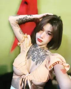 mint_kullanan 28 mint_kullanan ชุดสีเข้มนั่งบนเก้าอี้