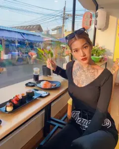mint_kullanan เสื้อดำนั่งข้างโต๊ะ