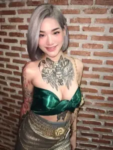 mint_kullanan ชุดสีเขียวหน้าผนังอิฐ